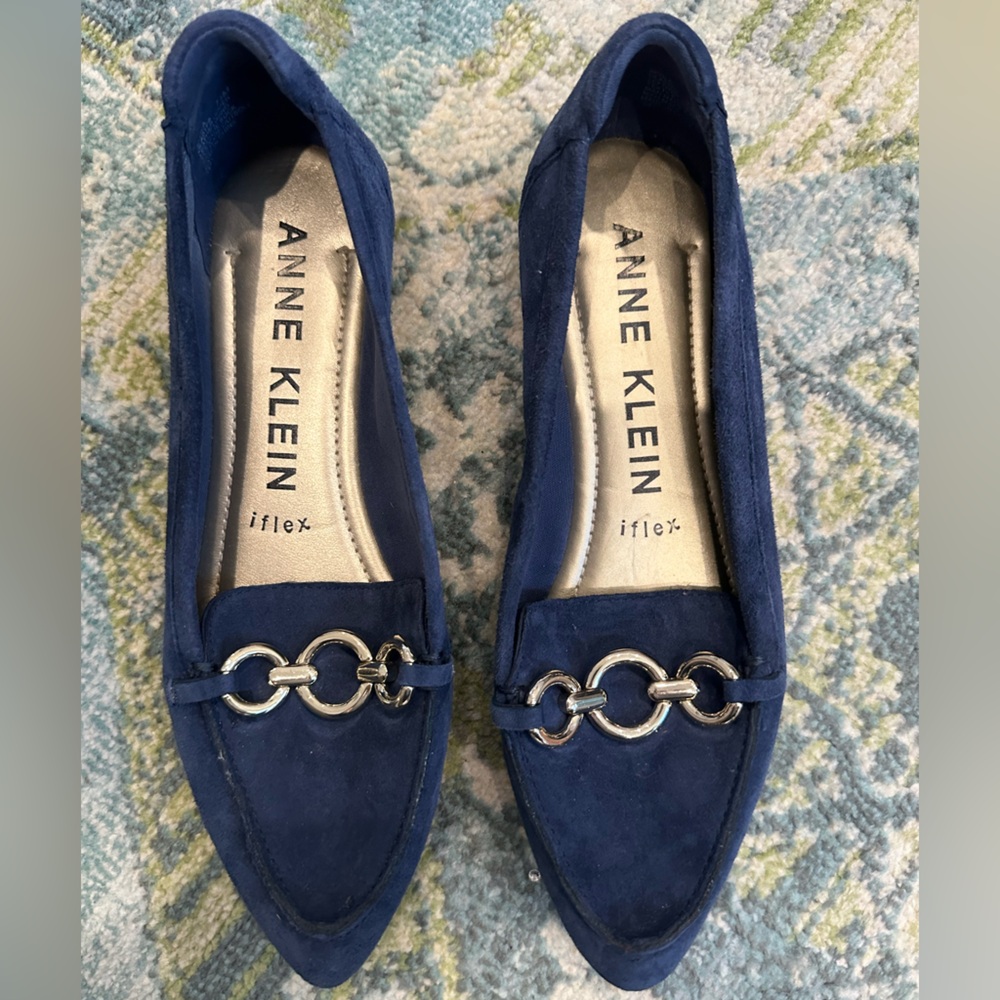 Anne Klein Blue Pointed Toes Flats. Great Condition. Gold embellishment Sz 7.5